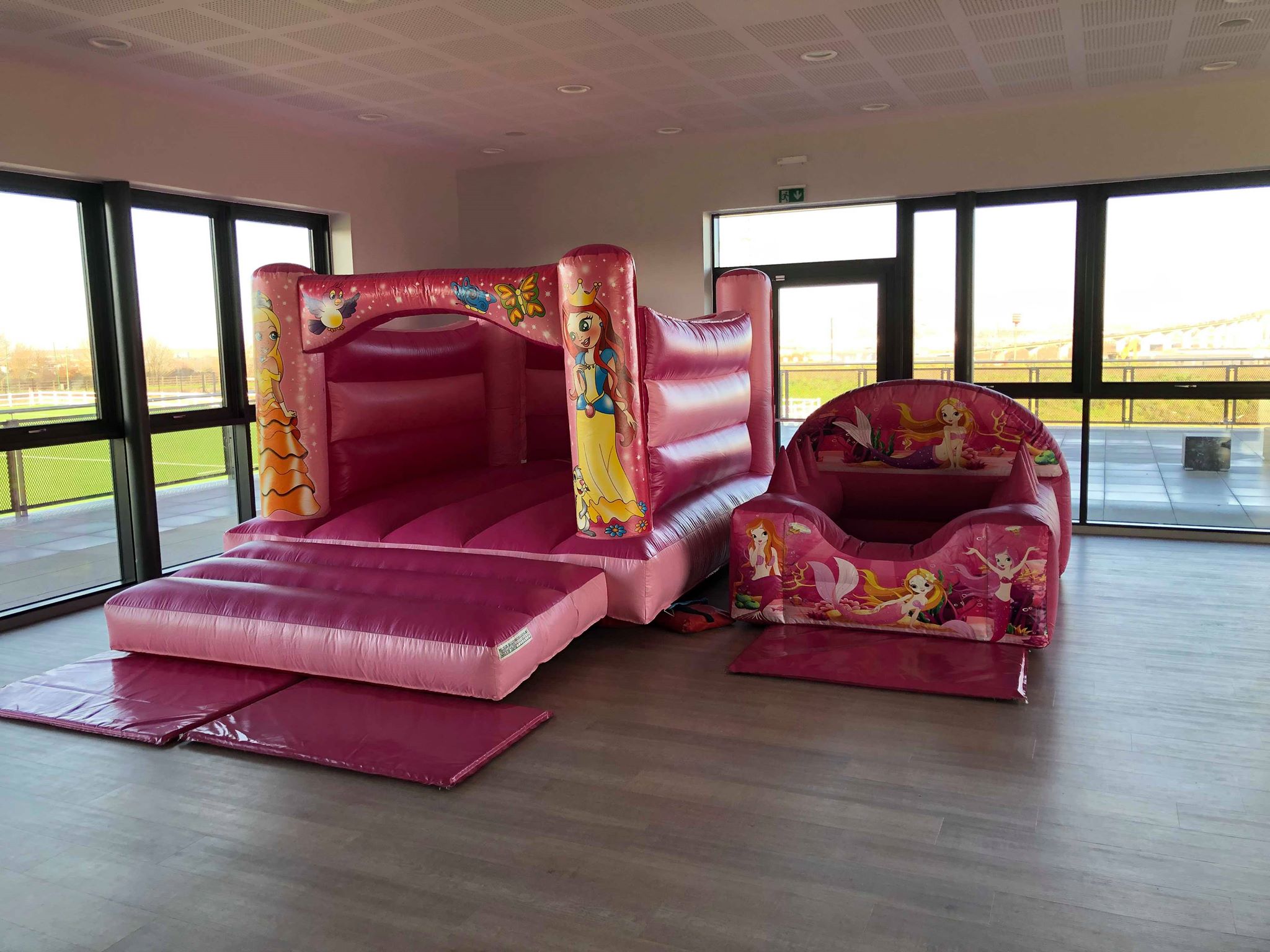 Our bouncy castle and soft play set available for hire in Crayford Crayford bouncy castle hire